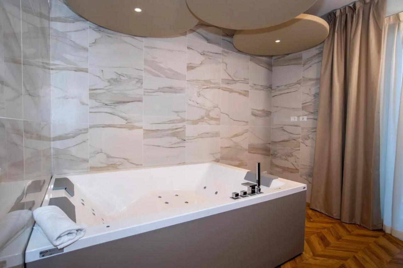 Jacuzzi Suite Home By Enjoy Garda Hotel Peschiera del Garda Extérieur photo